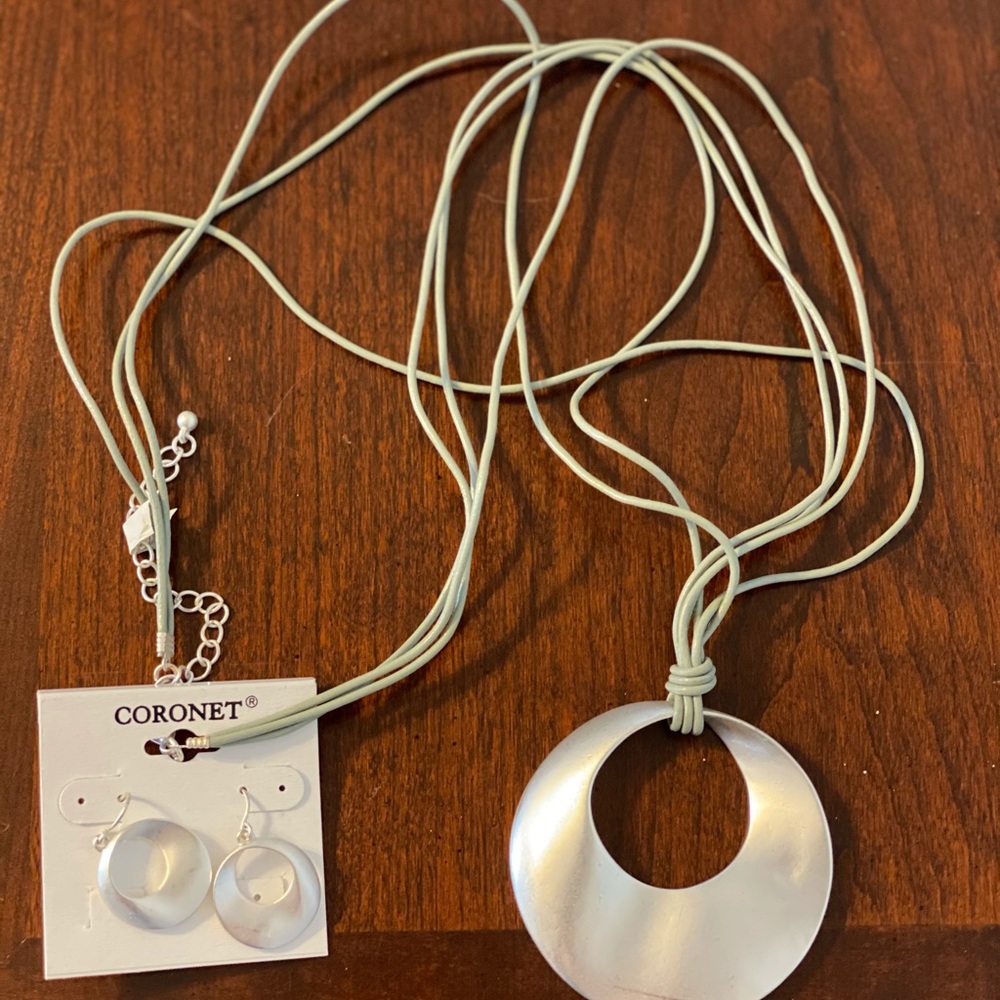 Necklace & earring set